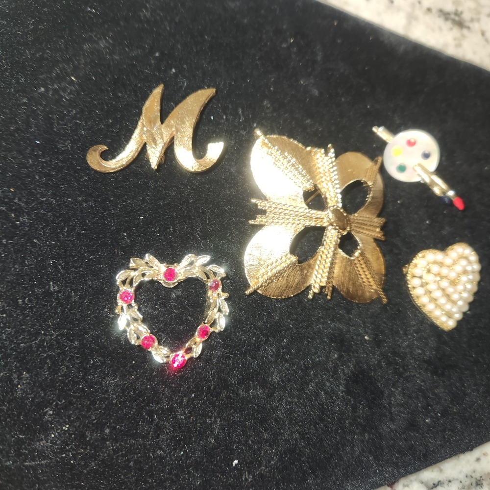 Vintage Brooch Lot Gold Tone  M Initial Pearl Heart Palette‎